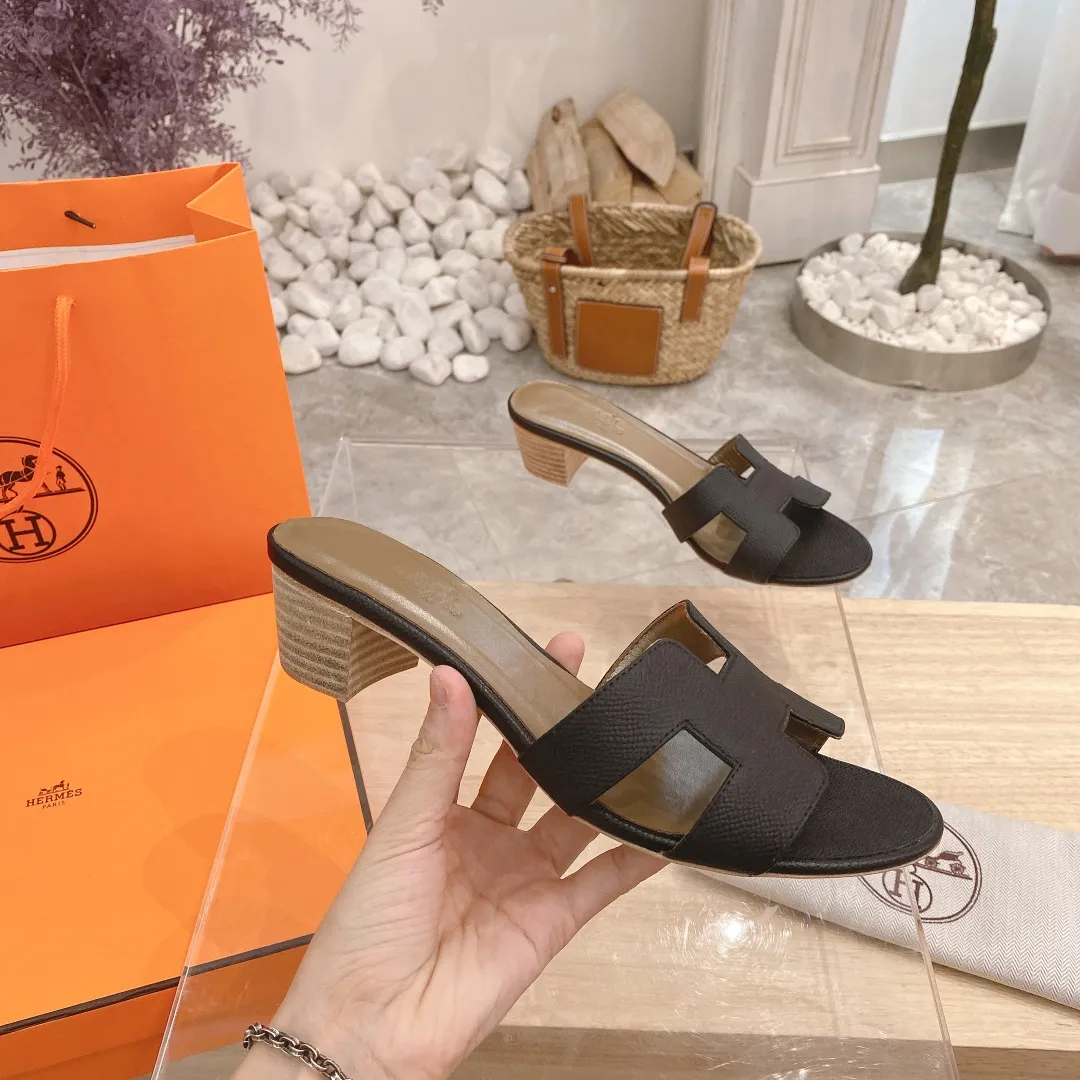👟👟Ex-factory price 300👟👟 Genuine leather sole +40 🦄Hermès "Palm Print" has added new color sandals, "Year-round shipment" with three-dimensional concave and convex feeling on the classic "H" upper... It is a must-have item in your wardrobe, and it is magically versatile in this summer! This model fully demonstrates the classic Hermès style "palm print". Classic calfskin material ~ imported sheepskin. Lining 🐎Size: 34~42. Heel height ② type: low heel 1.5cm. Medium heel 4.5cm. Genuine leather sole +40 rubber sole.